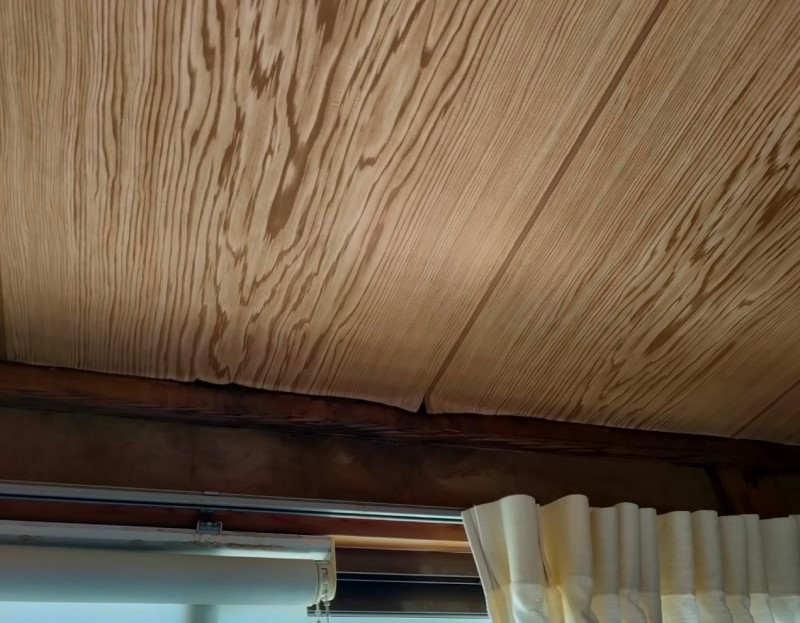 天井の雨漏りの様子　ラミネート天井
